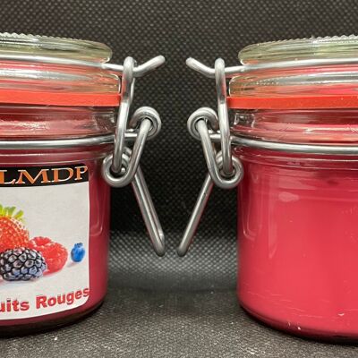 Kerzenglas mit roten Früchten