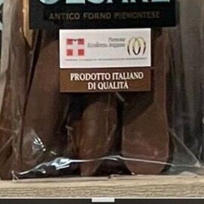 Palitos de pan artesanales cubiertos de chocolate hechos a mano en Italia
