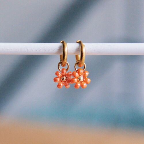 Stainless steel hoop earrings with 'daisy flower' – coral/gold