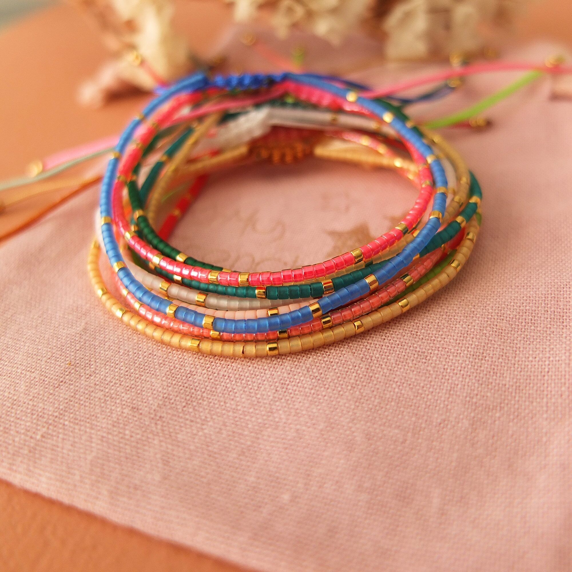 Adjustable bracelet in jade thread and shiny miyuki beads