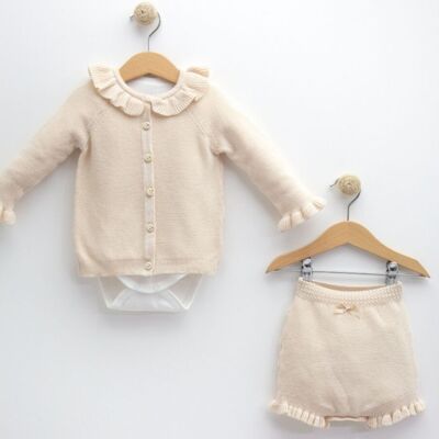 Un paquete de cuatro tamaños de prendas de punto 100% algodón, elegante conjunto, cárdigan, pantalones cortos y body para bebé