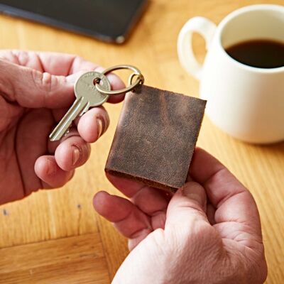 Porte-clés mini carnet en cuir de buffle marron