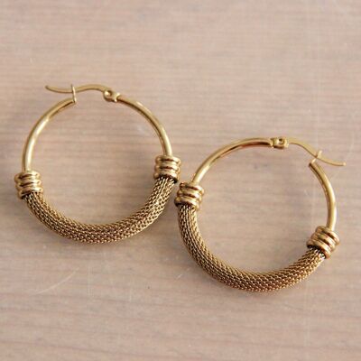 Stainless steel round hoop earring with decorated bottom – gold