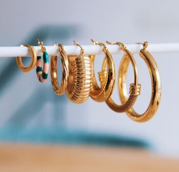 Boucle d'oreille créole ronde en acier inoxydable avec fond décoré – doré 3
