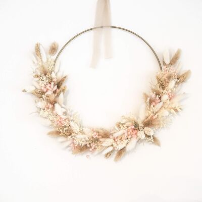 Delicate flowers: dried flower wreath in beige with a gold ring
