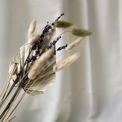 Fronde di palma con bouquet di fiori secchi