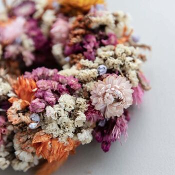 Printemps coloré : couronne de fleurs séchées aux couleurs vives 3