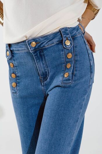 Jeans Recto Estilo Marino Con Detalle De Botones Dorados Al Lado En Azul Medio 2