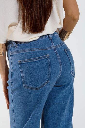 Jeans Recto Estilo Marino Con Detalle De Botones Dorados Al Lado En Azul Medio 6