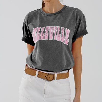 Camiseta gris con cuello redondo y texto Belleville