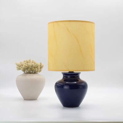 Lámpara de mesa azul con pantalla de tela estilo pergamino o pantalla de tela blanca