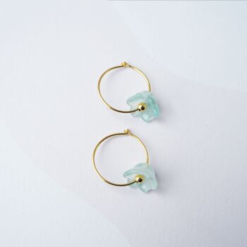 Boucles d'oreilles Bloom Hoop One- Demi créoles en or fin avec breloques fleurs aqua 1