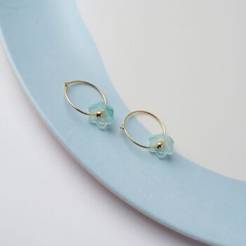 Boucles d'oreilles Bloom Hoop One- Demi créoles en or fin avec breloques fleurs aqua 2