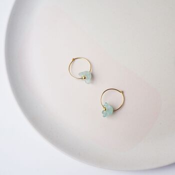 Boucles d'oreilles Bloom Hoop One- Demi créoles en or fin avec breloques fleurs aqua 3