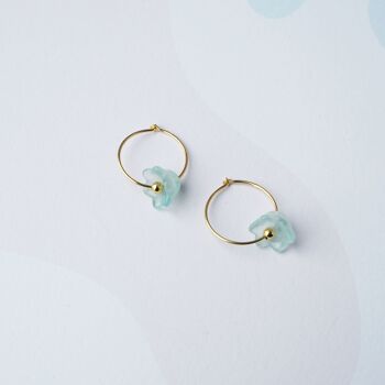 Boucles d'oreilles Bloom Hoop One- Demi créoles en or fin avec breloques fleurs aqua 4