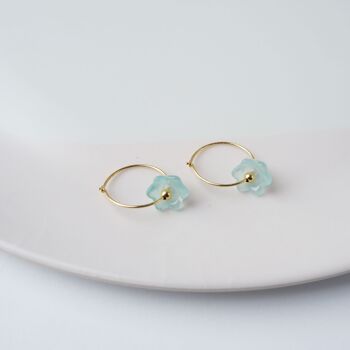 Boucles d'oreilles Bloom Hoop One- Demi créoles en or fin avec breloques fleurs aqua 5