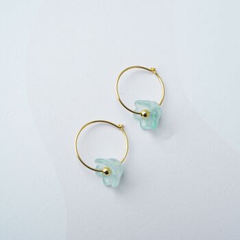 Boucles d'oreilles Bloom Hoop One- Demi créoles en or fin avec breloques fleurs aqua 6