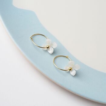 Boucles d'oreilles Bloom Hoop Deux demi-créoles en or fin avec de jolies breloques fleurs blanches 1