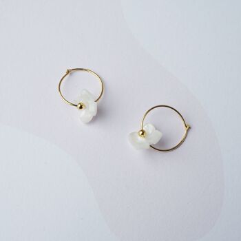 Boucles d'oreilles Bloom Hoop Deux demi-créoles en or fin avec de jolies breloques fleurs blanches 2