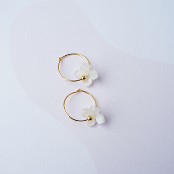 Boucles d'oreilles Bloom Hoop Deux demi-créoles en or fin avec de jolies breloques fleurs blanches 4