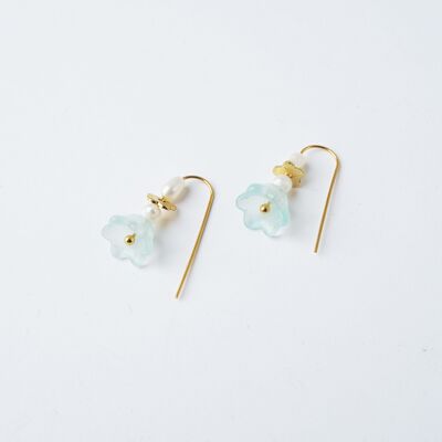 Bloom-Ohrringe Eins – Tropfenohrringe aus Halbfeingold mit Aqua-Blumen-Charms, goldfarbenen Blumen-Charms und Süßwasserperlen.
