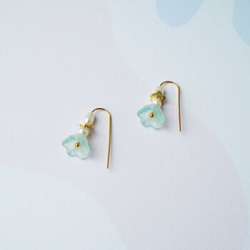Bloom Earrings One- Demi boucles d'oreilles pendantes en or fin avec breloques fleurs d'aqua et perles d'eau douce 2
