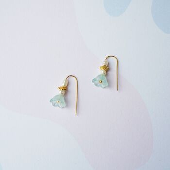 Bloom Earrings One- Demi boucles d'oreilles pendantes en or fin avec breloques fleurs d'aqua et perles d'eau douce 4