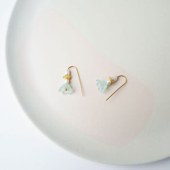 Bloom Earrings One- Demi boucles d'oreilles pendantes en or fin avec breloques fleurs d'aqua et perles d'eau douce 5