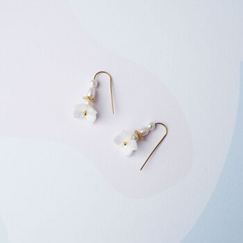 Boucles d'oreilles Bloom Two- Demi boucles d'oreilles en or fin avec breloques de fleurs blanches, breloques de fleurs dorées et perles d'eau douce 2