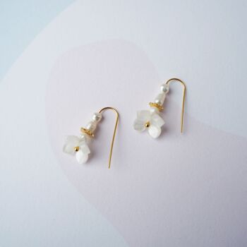 Boucles d'oreilles Bloom Two- Demi boucles d'oreilles en or fin avec breloques de fleurs blanches, breloques de fleurs dorées et perles d'eau douce 6