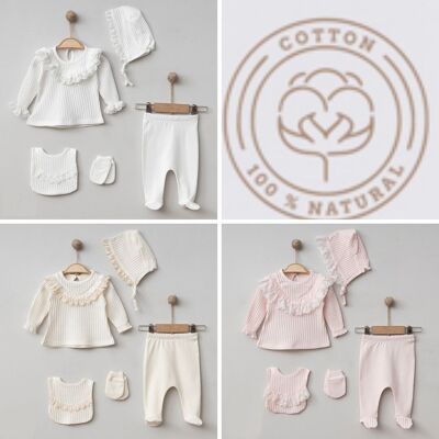 Eine Packung mit zwei eleganten Neugeborenen-Sets für Mädchen im Alter von 0 bis 3 Monaten mit Spezialkragen aus geripptem Stoff