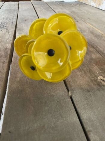 Petite fleur ronde en verre pour usage extérieur de couleur jaune 3