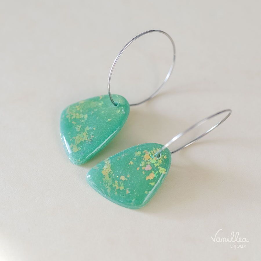 Holografische jadefarbene Dreiecksohrringe aus Polymer und Edelstahl