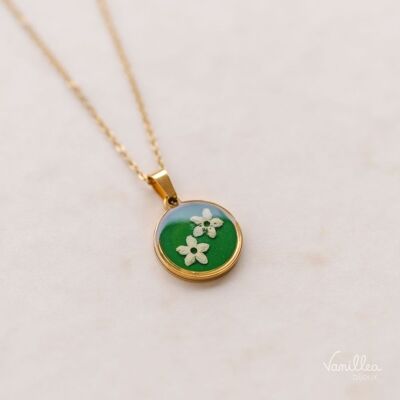 Collier en fleurs naturelles de Sureau fond vert uni en acier inoxydable