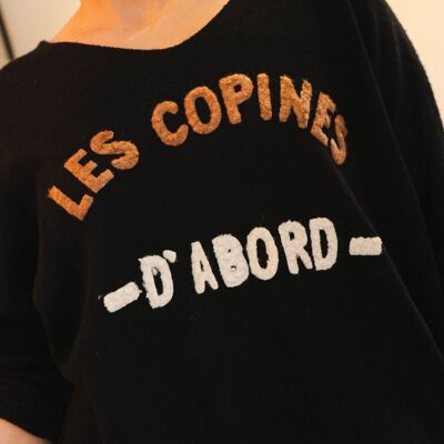 AURELIE Maglione nero con scritta “Les Copines D’abord”.