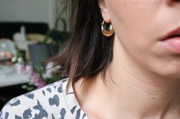 Larges boucles d'oreilles créoles en laiton de différentes tailles 4