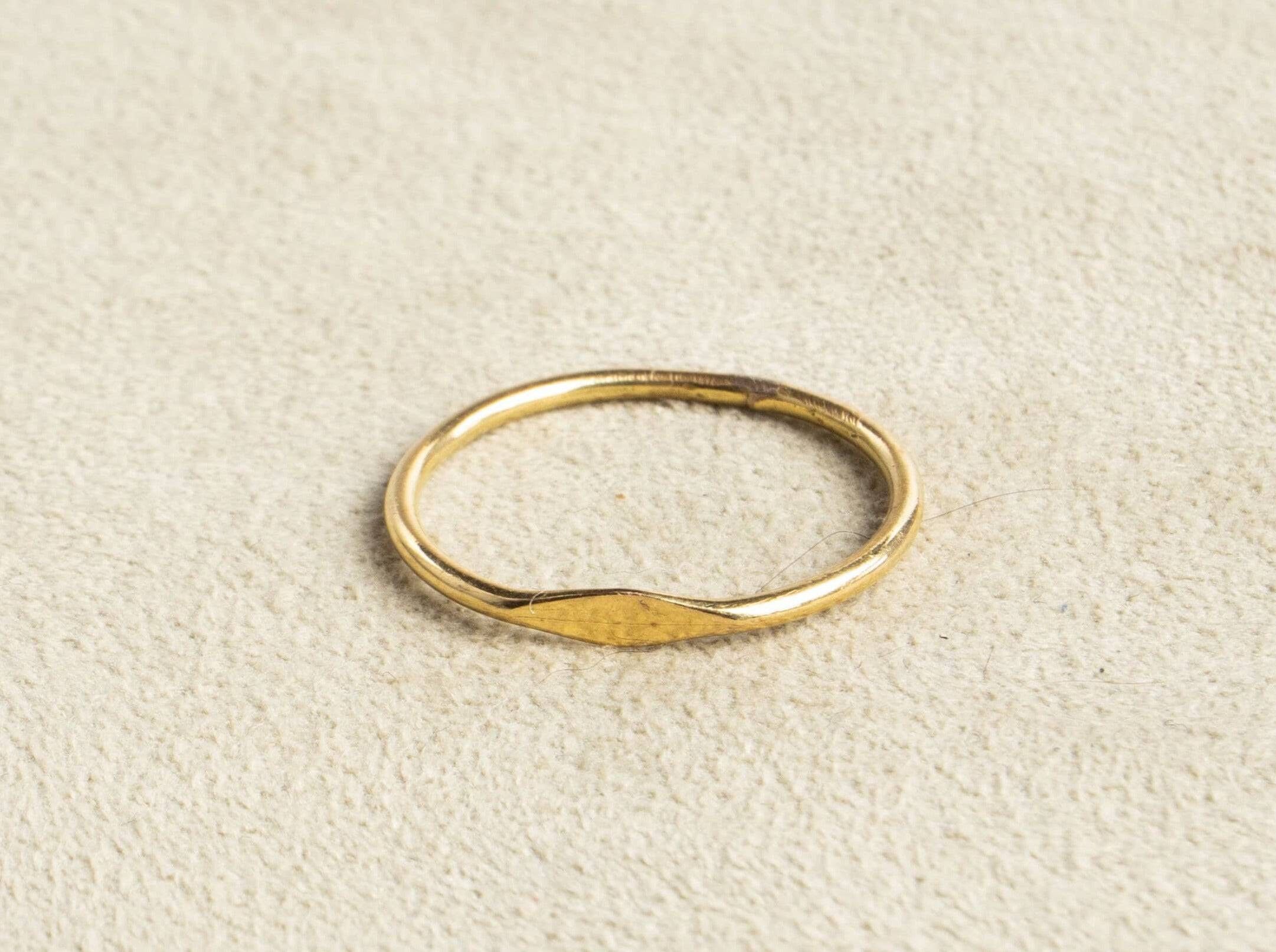 Piccolo e raffinato anello con sigillo in oro realizzato a mano