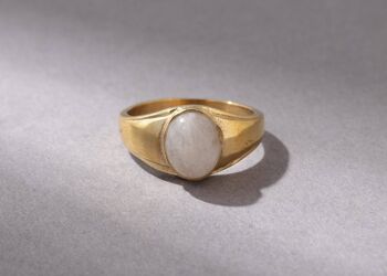 Bague chevalière avec pierre de lune dorée faite main 4