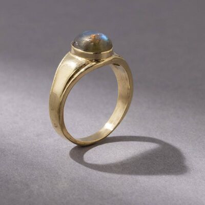 Signet ring with oval labradorite gold
