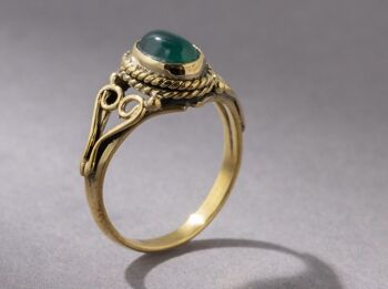 Bague onyx vert avec pierre ovale ludique faite à la main en or 1