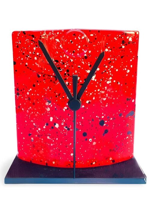 Splash Red And White Table Clock In Size 12X14 Cm