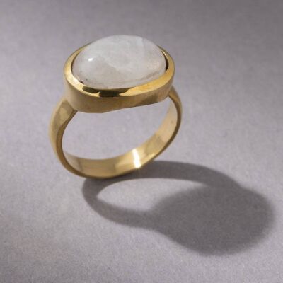 Grande anello in pietra di luna con pietra ovale in oro