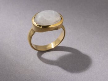 Grande bague pierre de lune avec pierre ovale dorée 1