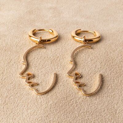 Orecchini a cerchio Huggies placcati in oro con contorno del viso pendente