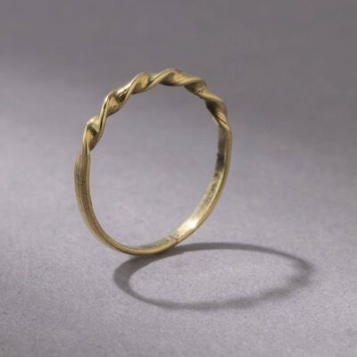 Anillo de oro fino retorcido hecho a mano