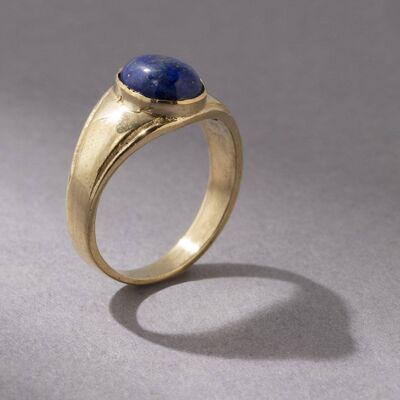 Signet ring with oval lapis lazuli