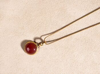 Collier agate rouge avec pendentif rond en or 1