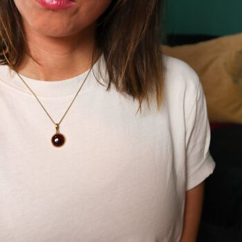 Collier agate rouge avec pendentif rond en or 2