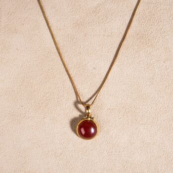 Collier agate rouge avec pendentif rond en or 3