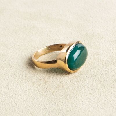 Anillo grande con ónix verde ovalado de oro.